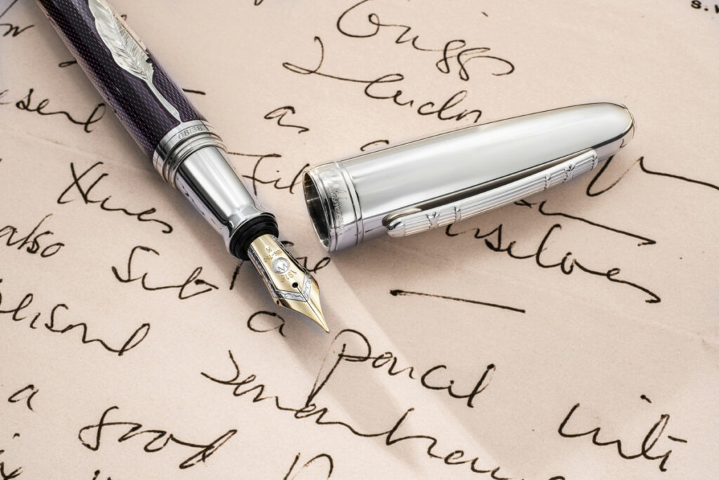 Foto zum FÃ¼llfederhalter "Dame of Swan Court" zu Ehren von Agatha Christie von Waldmann/SekrÃ© / Photo of the fountain pen "Dame of Swan Court" in honor of Agatha Christie by Waldmann/SekrÃ©