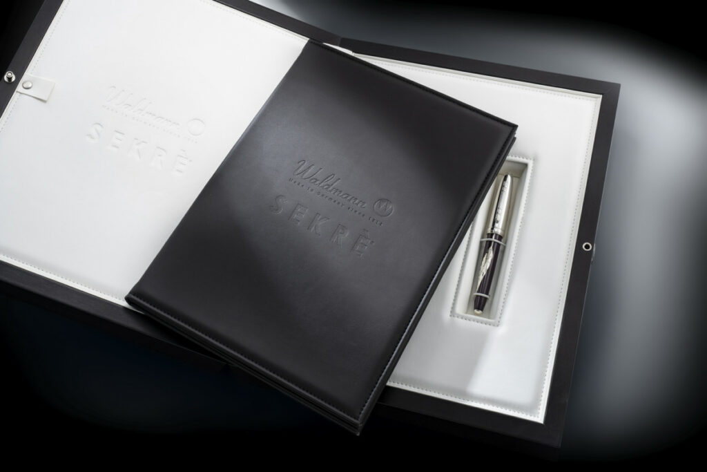 Foto zum FÃ¼llfederhalter "Dame of Swan Court" zu Ehren von Agatha Christie von Waldmann/SekrÃ© / Photo of the fountain pen "Dame of Swan Court" in honor of Agatha Christie by Waldmann/SekrÃ©