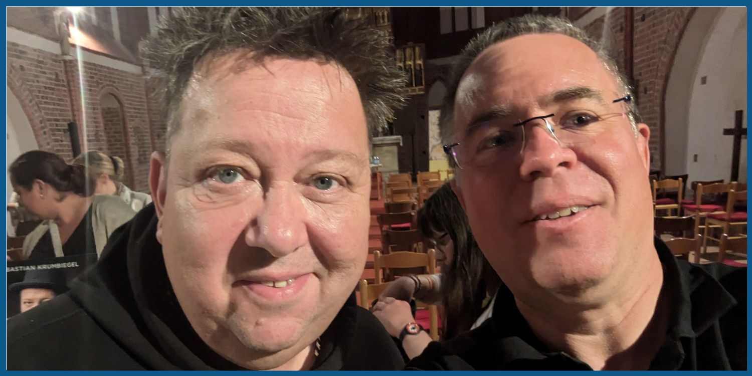 Ein Selfie zur Lesung: Sebastian Krumbiegel (links) und Jörg Stroisch (Geschäftsführer von MiaSkribo).