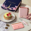 Produktfotos zum Geschenkset Emily in Paris mit Kugelschreiber und Kreditkartenetui in Sentinel Rosa / Product photos of the "Emily in Paris" gift set, featuring a ballpoint pen and a credit card holder in Sentinel Pink (GSHG2321512EIPP) Produktfotos zum Geschenkset Emily in Paris mit Kugelschreiber und Kreditkartenetui in Sentinel Rosa / Product photos of the "Emily in Paris" gift set, featuring a ballpoint pen and a credit card holder in Sentinel Pink (GSHG2321512EIPP)